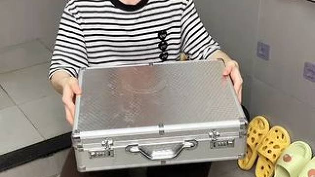 兔耳伸缩拖鞋架 #可伸缩毛巾架  收纳毛巾不占空间，还是个#可伸缩拖鞋架 拖鞋上墙不积水，卫生间干净