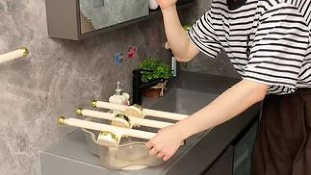 吸盘伸缩拖鞋架 不用打孔粘胶就能上墙固定的拖鞋架，可伸缩的设计，足够收纳全家人的拖鞋，不占地方，还能