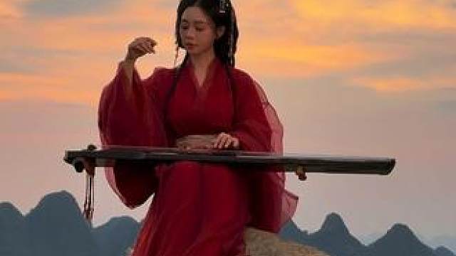 花了六小时来到的取景地，我在山顶邂逅一场战国袍的宿命感。