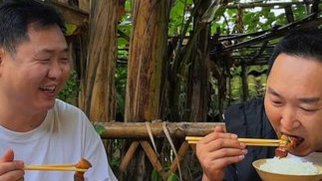 大哥喜提新车，炖一锅坨坨肉庆祝，吃爽了！