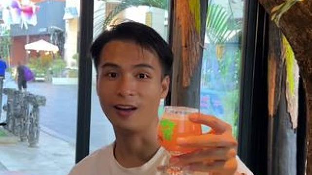 就在百亿上河城这里，藏着一家把森林搬进店里的酒吧