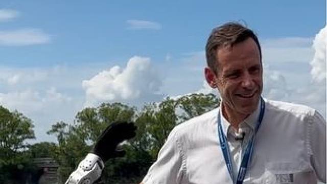 机器人“艇艇”来到世艇赛现场，和主席罗兰、大使 以及现场运动员见面啦！