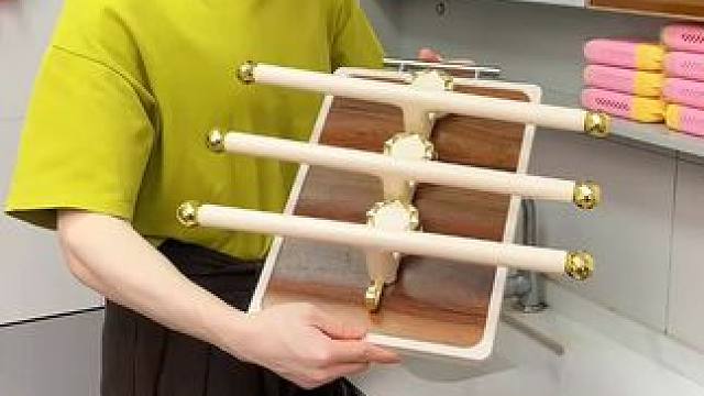 吸盘伸缩拖鞋架 不用打孔粘胶就能上墙固定的拖鞋架，可伸缩的设计，足够收纳全家人的拖鞋，不占地方，还能