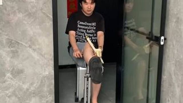 吸盘伸缩拖鞋架 不用打孔粘胶就能上墙固定的拖鞋架，可伸缩的设计，足够收纳全家人的拖鞋，不占地方，还能