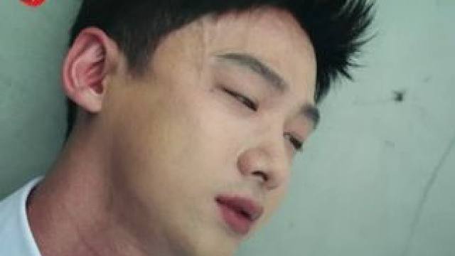 丁奇和墨远致两人在楼顶搏斗，丁奇毫不费力撂倒墨远致，但就在要拷上墨远致的时候，丁奇心脏剧烈疼痛起来，