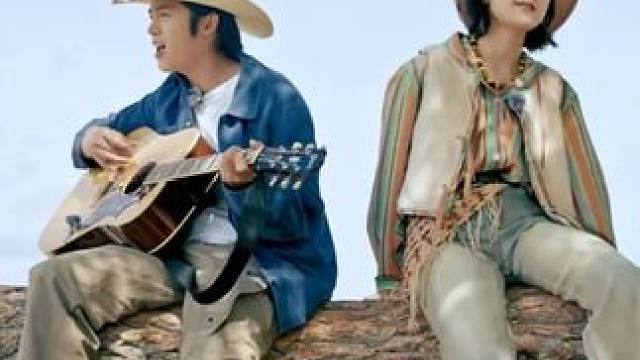 #听谁在唱歌  巴太回家了！于适带着音乐回到阿勒泰，重走剧中路，与寻乐团共奏温暖旋律。戏里戏外的记忆