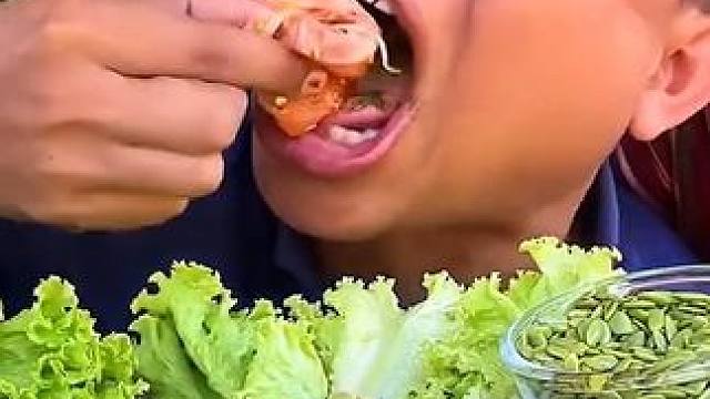 新鲜蔬菜酸辣凉拌️大片三文鱼 #美食 #户外美食 #泰国美食 #内容启发搜索