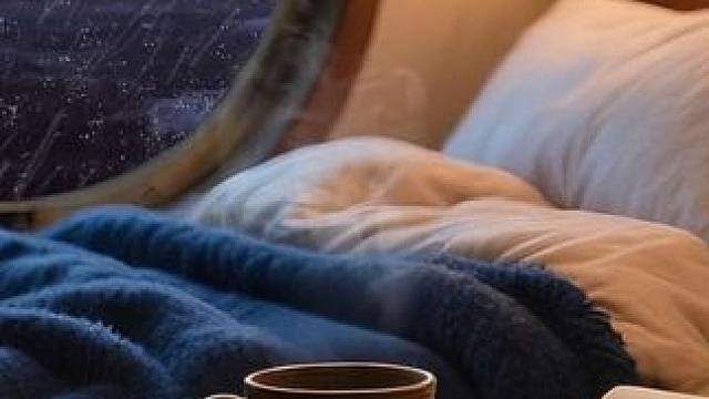 海里遭遇暴风雨，躲在船舱里的安静时光，可以听着海浪和雨声入眠 #