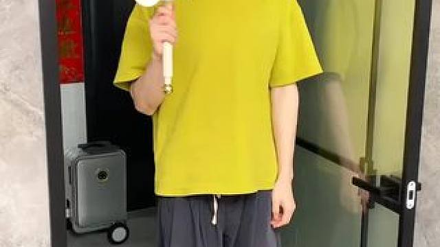 吸盘伸缩拖鞋架 不用打孔粘胶就能上墙固定的拖鞋架，可伸缩的设计，足够收纳全家人的拖鞋，不占地方，还能