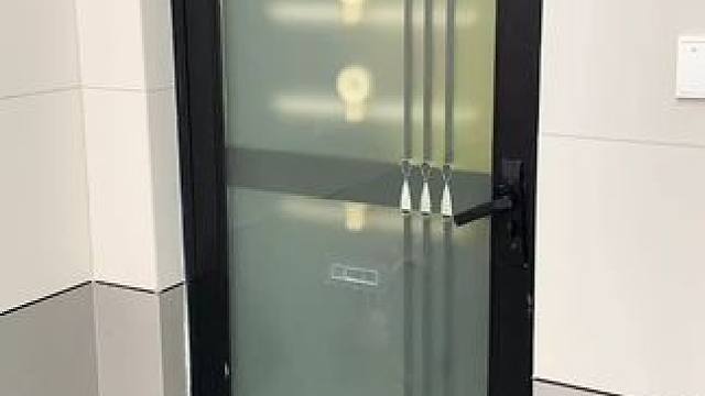 吸盘伸缩拖鞋架 不用打孔粘胶就能上墙固定的拖鞋架，可伸缩的设计，足够收纳全家人的拖鞋，不占地方，还能