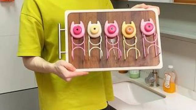 萌狗吸盘置物架 这款吸盘脸盆挂钩 真不错，免打孔上墙，全家的脸盆都能上墙收纳不占地方，大号脸盆也没问