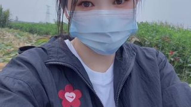 说住腰疼，俺爸熊我没有腰 
还哄我说扛完这趟就回家…….#玉米  #回村的生活 #农村生