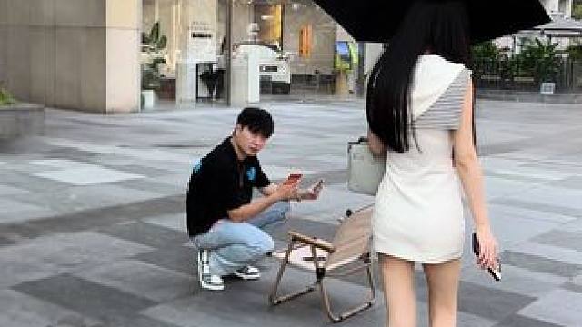 凡事身材好的小姐姐，都逃不过小酷总的法眼，杭州万象城偶遇小酷总在欣赏他刚买的苹果17p #