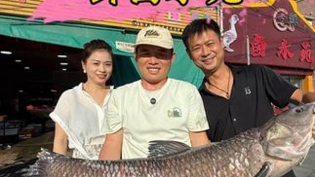 钓鱼交换美好汕头篇：四条大青交换帝王蟹，你们觉得海鲜店老板亏不亏...#