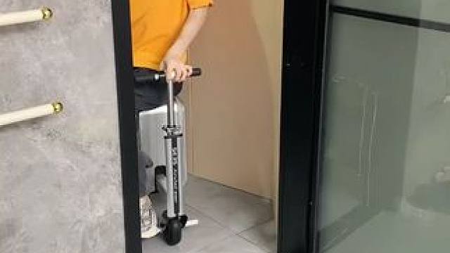 吸盘伸缩拖鞋架 不用打孔粘胶就能上墙固定的拖鞋架，可伸缩的设计，足够收纳全家人的拖鞋，不占地方，还能