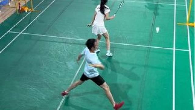 攻防转换多次的羽毛球精彩混双比赛