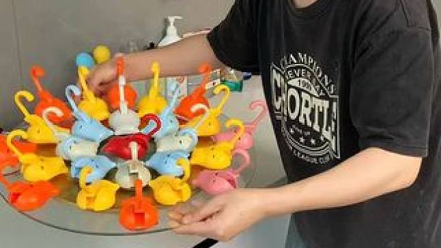 小猫吸盘挂钩 这个按压式小猫挂钩，性价比真的是绝了，真空吸附的#免打孔 ，承重力也嘎嘎好，还可以随便