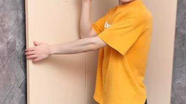 吸盘伸缩拖鞋架 不用打孔粘胶就能上墙固定的拖鞋架，可伸缩的设计，足够收纳全家人的拖鞋，不占地方，还能