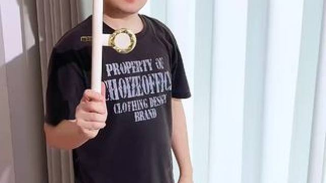 吸盘伸缩拖鞋架 不用打孔粘胶就能上墙固定的拖鞋架，可伸缩的设计，足够收纳全家人的拖鞋，不占地方，还能