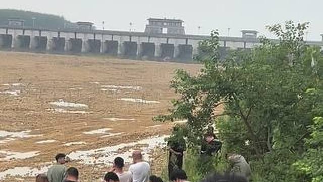 2025年9月28日宿迁嶂山大闸开闸放水，现场是人山人海，观水的场面非常的壮观，一年一次的捉鱼大赛即