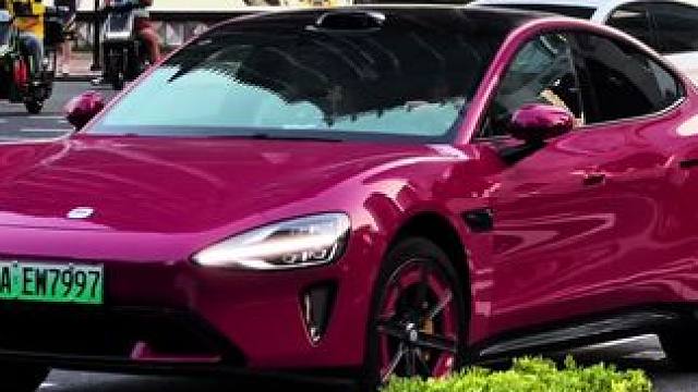 建议横屏观看，小姐姐开着小米su7pro璀璨杨红 ，前来杭州万象城购物