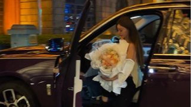 酒店门口，亲自坐上劳斯莱斯库里南的18岁顶级名媛，实在太美了吧，她手里抱的手捧花也不知道准备送个那个