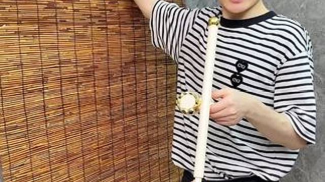 吸盘伸缩拖鞋架 不用打孔粘胶就能上墙固定的拖鞋架，可伸缩的设计，足够收纳全家人的拖鞋，不占地方，还能