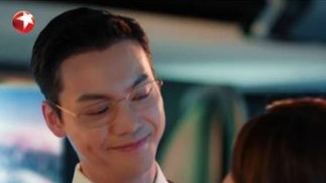 未婚夫送上了一道“珍珠项链”，情绪价值拉满，鼓励她努力去做自己想做的。#东方卫视许我耀眼  #赵露思