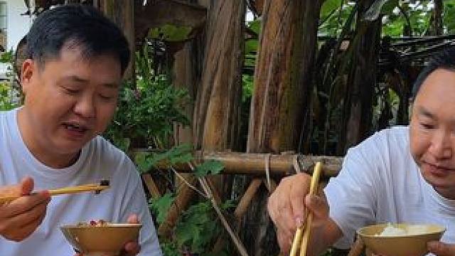 野葱火爆鳝鱼，直接拌饭吃，这也太爽了！ #我的乡村生活 #下饭菜 #乡下柴火饭 #乡村