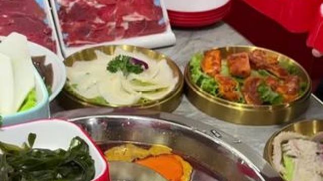 一块钱一份菜的火锅快去吃！ #美食 #美食探店 #火锅 #性价比高的牛肉火锅推荐 #牛肉