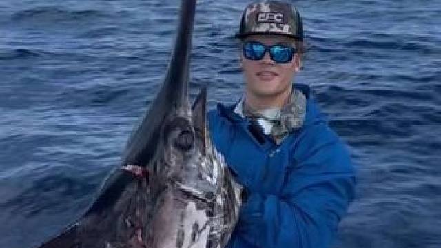 出海钓鱼 #国外视频分享 #好大的鱼 #钓鱼的乐趣只有钓鱼人懂