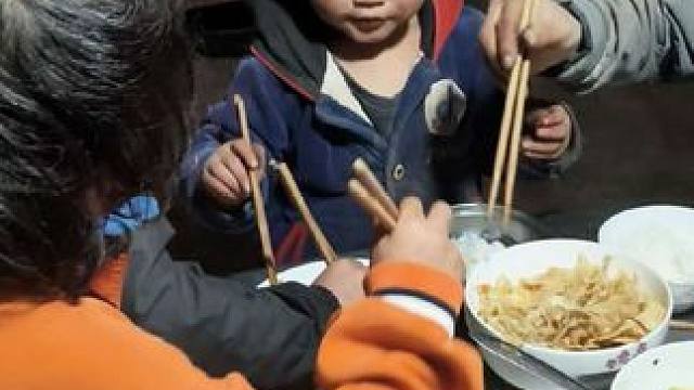 孩子多，吃什么都好吃。#农村娃