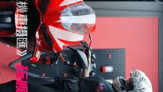 一眼就很哇塞的机车小姐姐 #机车摄影 #西安女骑 #机车小姐姐 #摩托车精洗 #杜卡迪v4