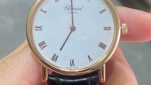 大哥的国庆计划：卖表种牙，这波操作够直接！