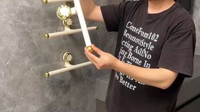 吸盘伸缩拖鞋架 不用打孔粘胶就能上墙固定的拖鞋架，可伸缩的设计，足够收纳全家人的拖鞋，不占地方，还能