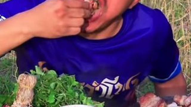 午饭吃铁锅烤肉 #美食 #泰国美食 #户外美食 #内容启发搜索