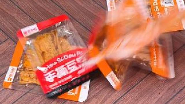 这是我们湖南的手撕豆皮，真的好吃 #辣味零食 #童年味道 #解馋