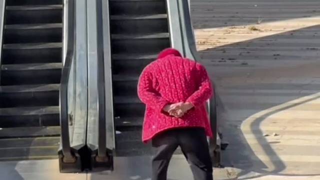 轻功奶奶上楼梯