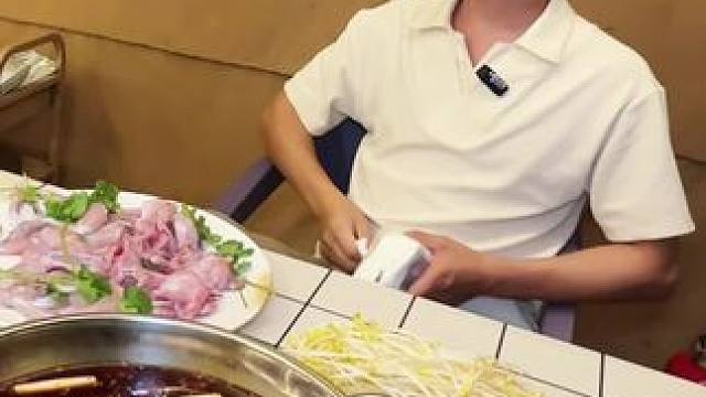 在洞子口地铁站附近花69.9吃三斤蛙还包锅底和油碟，安逸得很嘛