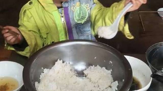 大双自己添饭吃。