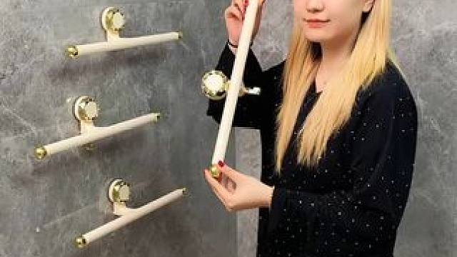 吸盘伸缩拖鞋架 不用打孔粘胶就能上墙固定的拖鞋架，可伸缩的设计，足够收纳全家人的拖鞋，不占地方，还能