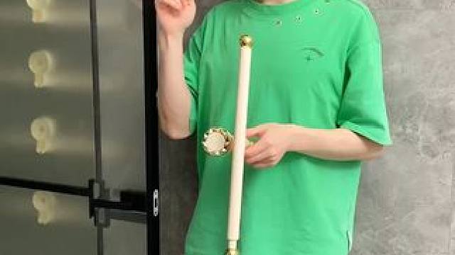 吸盘伸缩拖鞋架 不用打孔粘胶就能上墙固定的拖鞋架，可伸缩的设计，足够收纳全家人的拖鞋，不占地方，还能