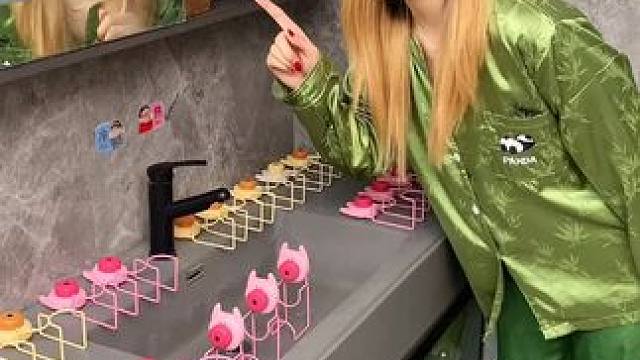 萌狗吸盘置物架 这款吸盘脸盆挂钩 真不错，免打孔上墙，全家的脸盆都能上墙收纳不占地方，大号脸盆也没问