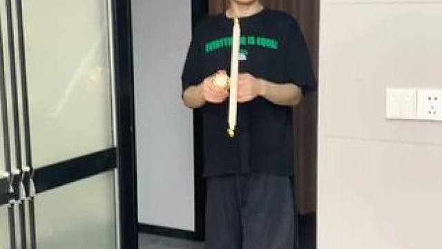 吸盘伸缩拖鞋 不用打孔粘胶就能上墙固定的拖鞋架，可伸缩的设计，足够收纳全家人的拖鞋，不占地方，还能当