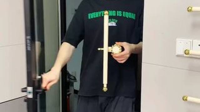 吸盘伸缩拖鞋 不用打孔粘胶就能上墙固定的拖鞋架，可伸缩的设计，足够收纳全家人的拖鞋，不占地方，还能当