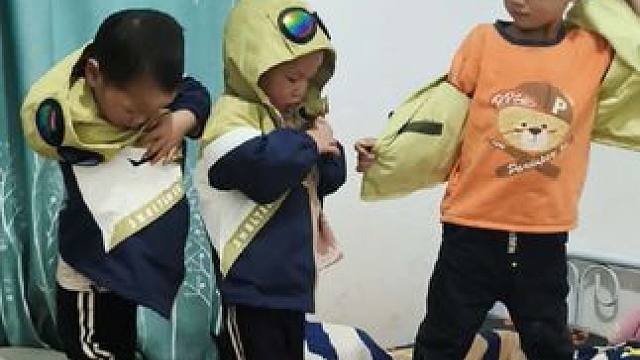 孩子们自己起床穿衣服。#农村娃