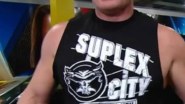 布洛克找不到神秘人雷尔，后台工作人员纷纷遭殃，车门车店给掰掉 #布洛克莱斯纳 #神秘人雷尔 #wwe