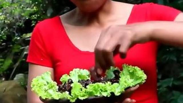 烧烤牛排和辣椒与辣酱在丛林中吃 #女神回归  #农村美食记录生活 #我的乡村生活 #体验原生态美食的