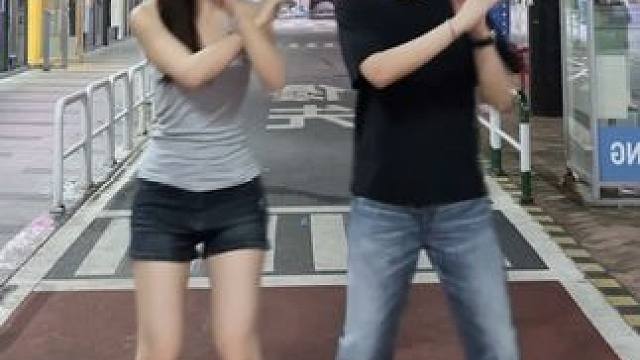 肢体不协调也能跳的舞不错 #孤身双人摇大家都在跳#情侣穿搭 #微喇裤 #出街穿搭