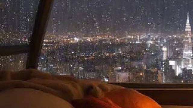 在雨夜舒适的城市公寓，聆听雨点和远处雷声，放松助眠氛围 #雨声助眠 #白噪音 #助眠视频 #解压助眠